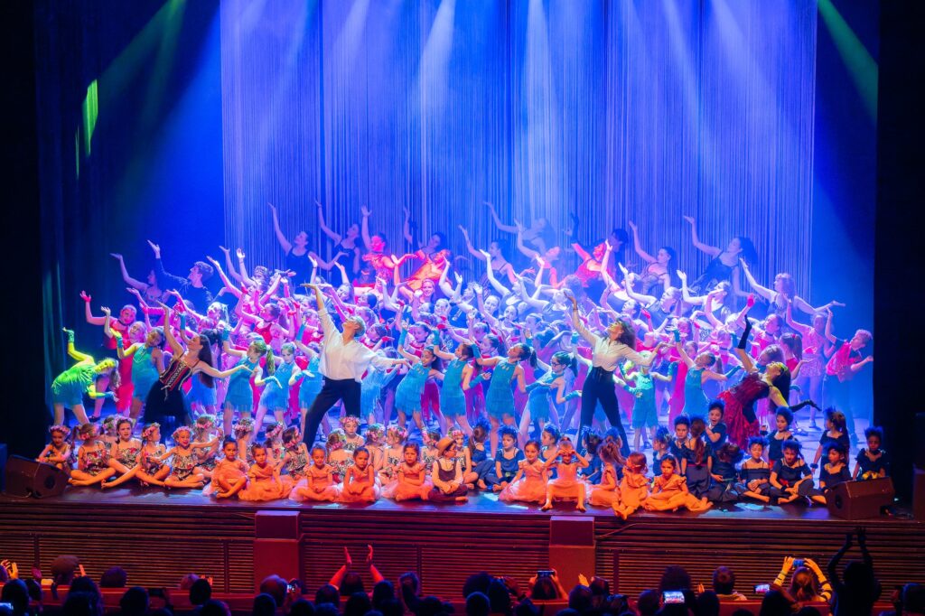 pause final des élèves et professeurs du studio raspail de bois colombes sur la scène de la salle jean renoir